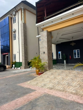 Leon's Hotel & Suites